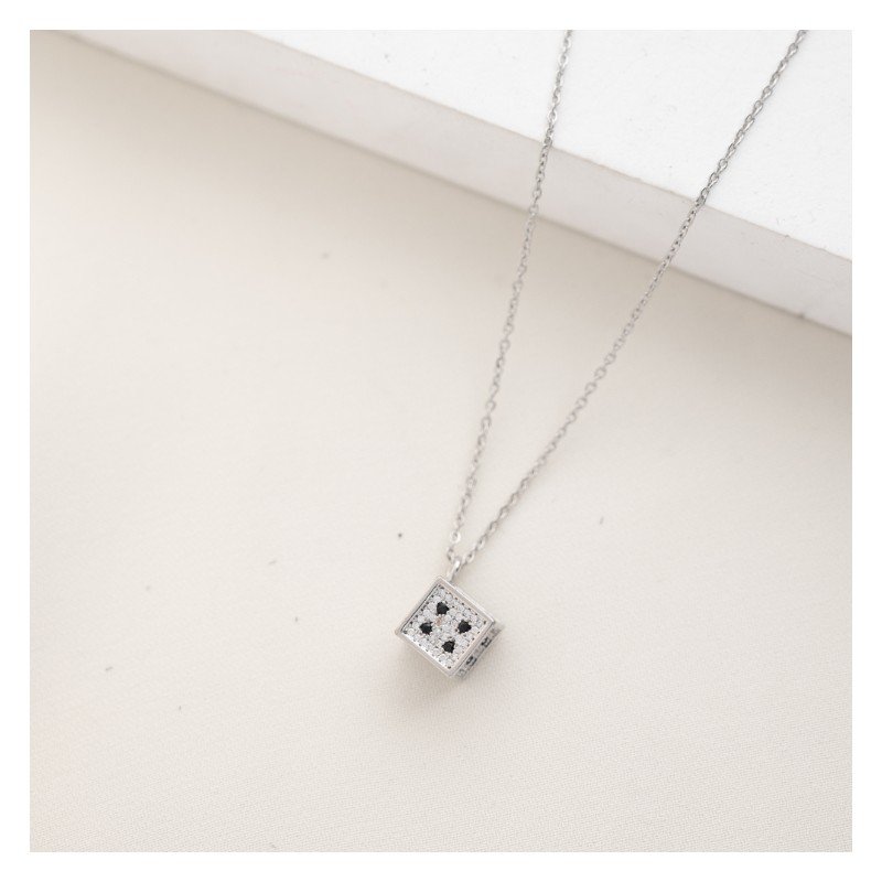 سلسال فضي بتصميم حجر نرد