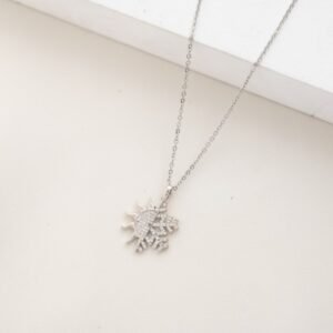 سلسال فضي بتصميم شمس وندفة ثلج