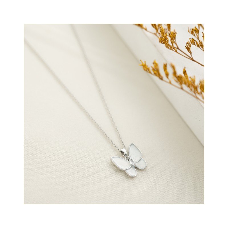 سلسال فضي بتصميم فراشة لون أبيض