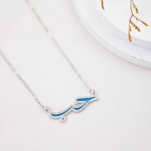 سلسال فضي بتصميم كلمة حب لون أزرق