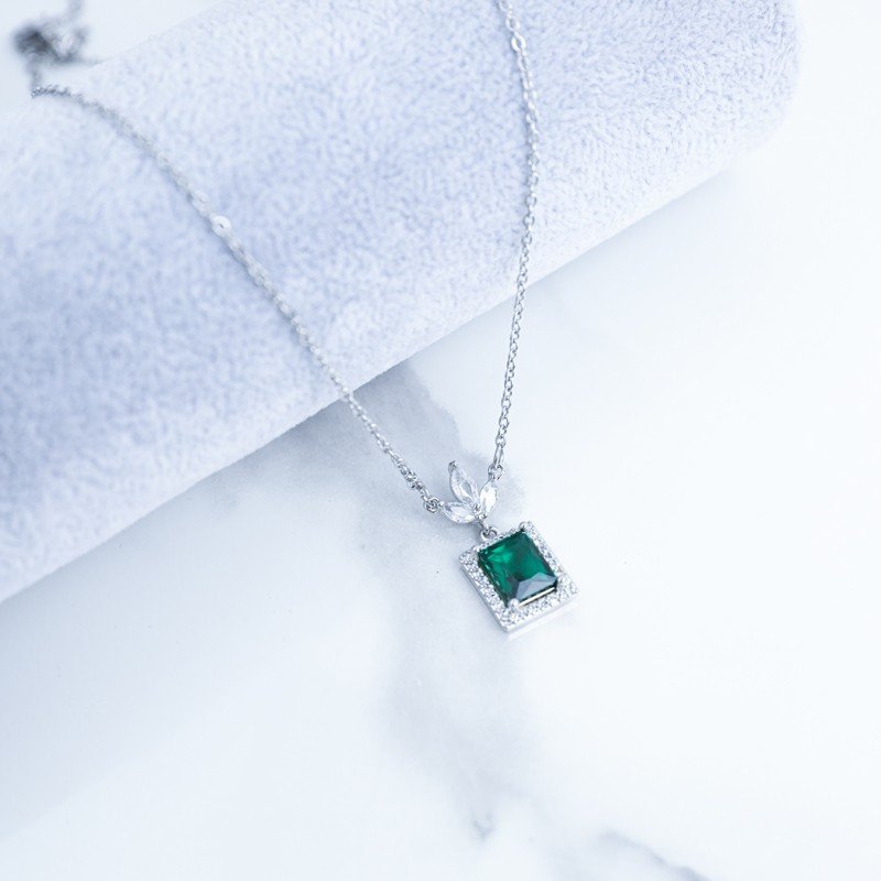 سلسال فضي بتصميم مستطيل أخضر