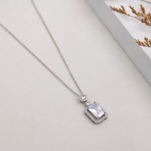 سلسال فضي بتصميم مستطيل مع زركون أبيض