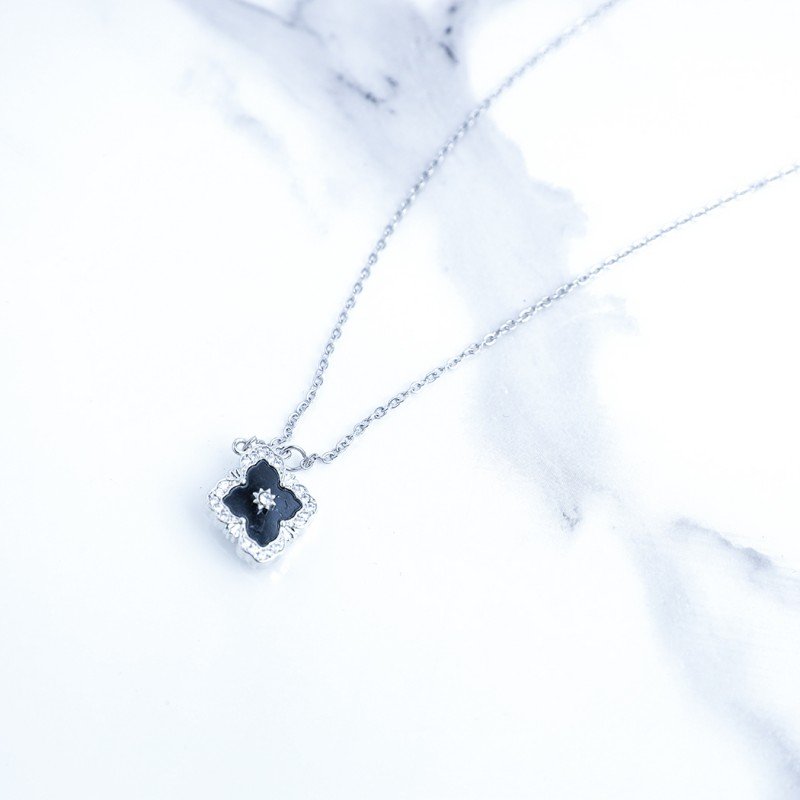 سلسال فضي وجهين بتصميم وردة لون أسود ولون أبيض