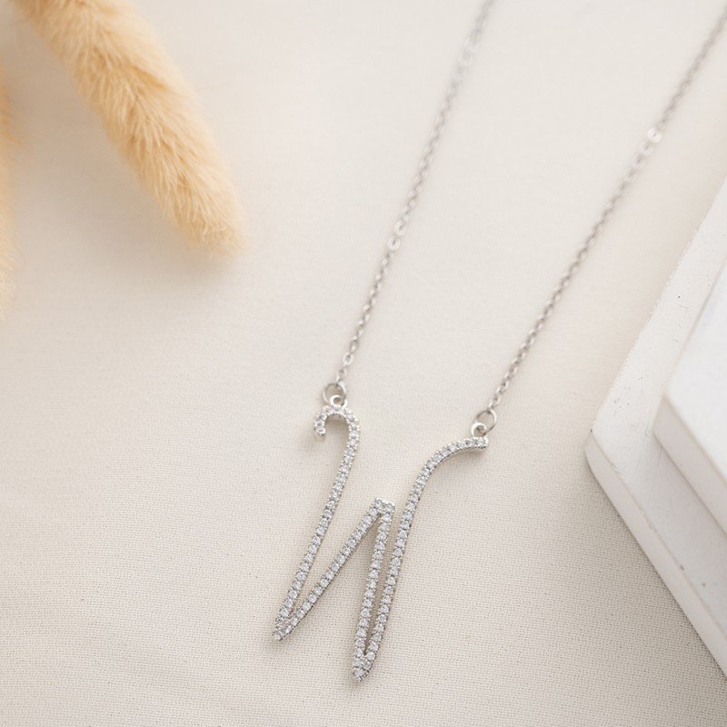 سلسال فضي زركون بتصميم حرف W