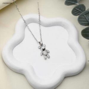 سلسال فضية بتعليقة دب مرصع بالكامل بالزركون اللامع لون فضي