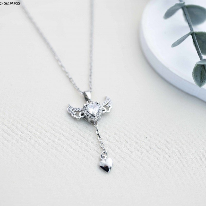 سلسال قلب مع جناحين مع زركون لون فضي