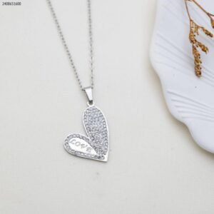 سلسال قلب مع زركون وكلمة love لون فضي