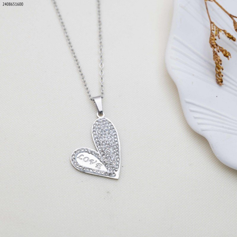 سلسال قلب مع زركون وكلمة love لون فضي