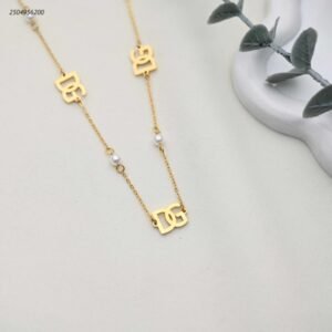 سلسال ماركة تتدلى من السلسلة عدة قلادات صغيرة حرفي DG متداخل لون ذهبي