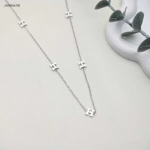 سلسال ماركة طويل على طول السلسلة حرف H لون فضي