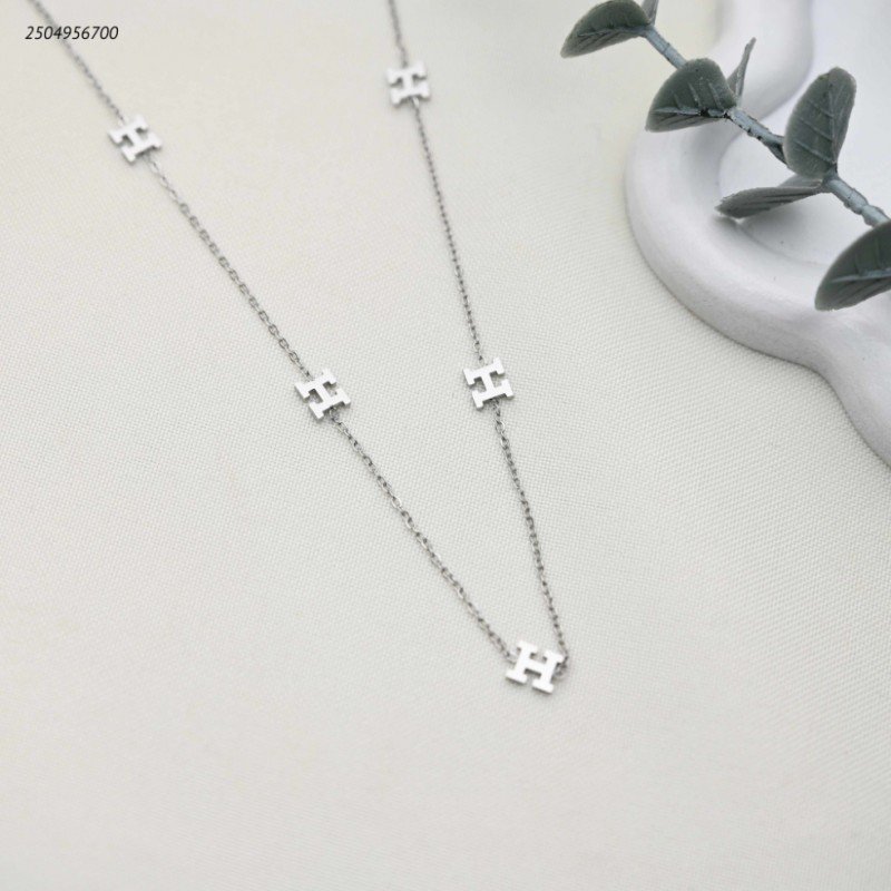 سلسال ماركة طويل على طول السلسلة حرف H لون فضي