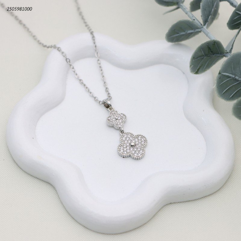 سلسال ماركة وردتين رباعيات متدليات لون فضي