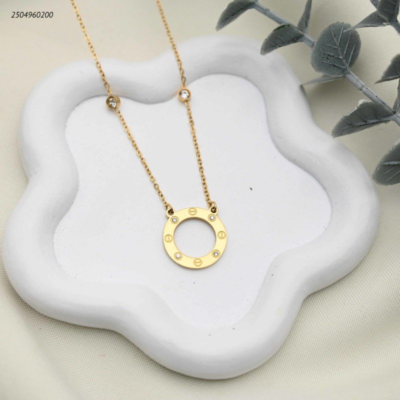 سلسال ماركة يتميز بسلسال دائرية مزينة بمسامير صغيرة وفصوص لامعة لون ذهبي