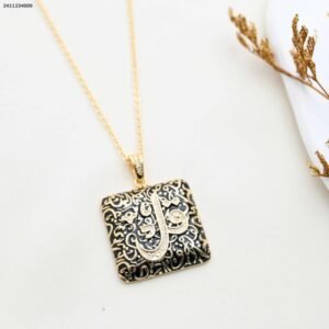 سلسال مربع مع كلمة قل من القرآن الكريم لون ذهبي و أسود كفالة سنتين ضد تغير اللون