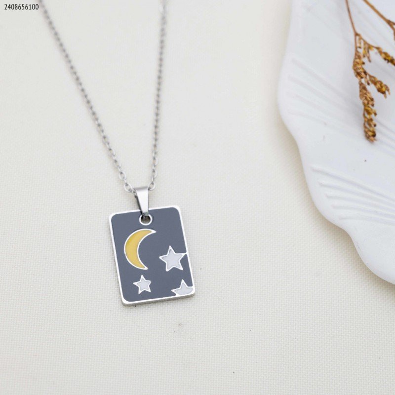 سلسال مستطيل أسود بتصميم نجوم وقمر لون فضي