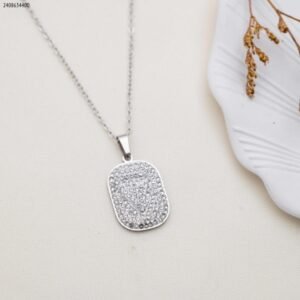 سلسال مستطيل زركون فيه قلب لون فضي