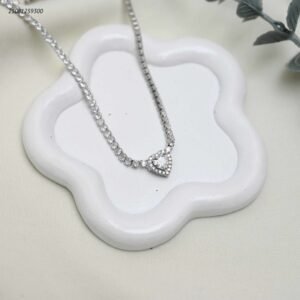 سلسال مع حجر شكل قلب واحجار الزركون لون فضي