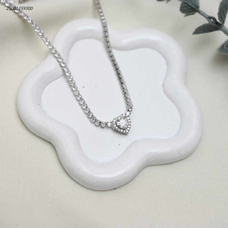 سلسال مع حجر شكل قلب واحجار الزركون لون فضي