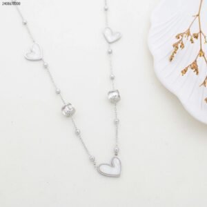 سلسال مع قلوب لون فضي