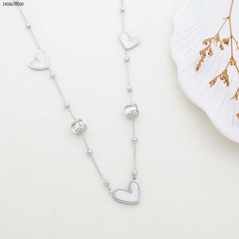 سلسال مع قلوب لون فضي