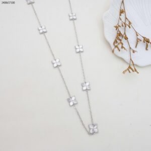 سلسال مع وردات لون فضي