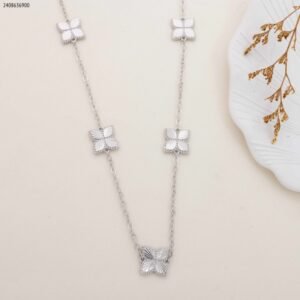 سلسال مع وردات لون فضي