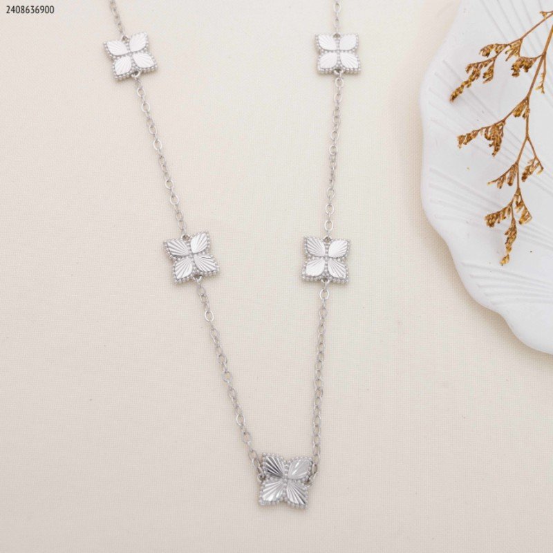 سلسال مع وردات لون فضي