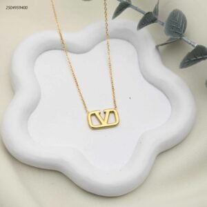 سلسال يتميز بسلسال على شكل حرف V لون ذهبي