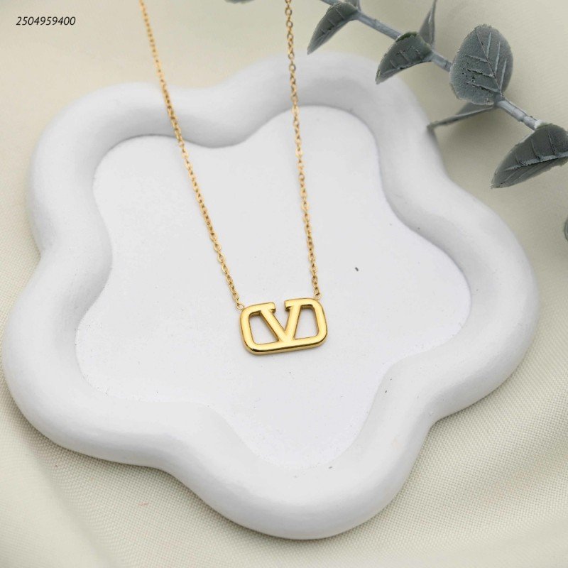 سلسال يتميز بسلسال على شكل حرف V لون ذهبي