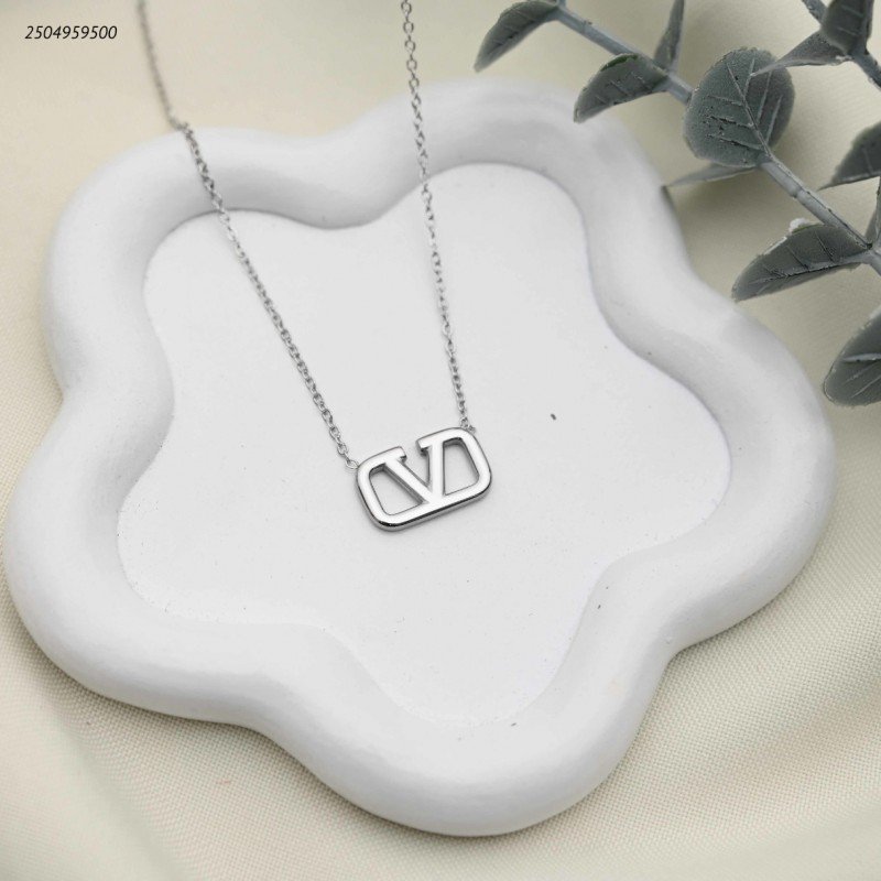 سلسال يتميز بسلسال على شكل حرف V لون فضي