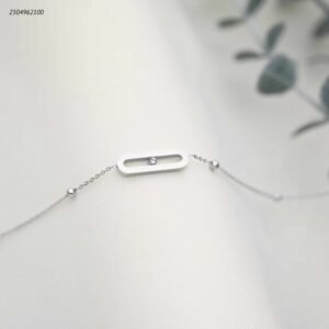 سوار أنيق مزينة بتعليقتين بيضاويتين مفتوحتين متماثلتين+ بتصميم عصري وراقي لون فضي