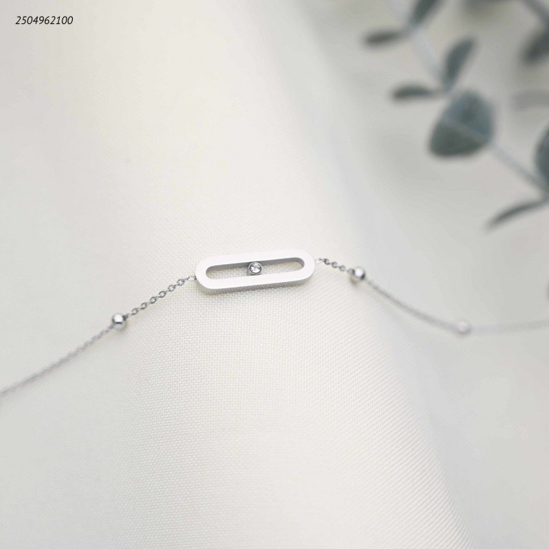 سوار أنيق مزينة بتعليقتين بيضاويتين مفتوحتين متماثلتين+ بتصميم عصري وراقي لون فضي