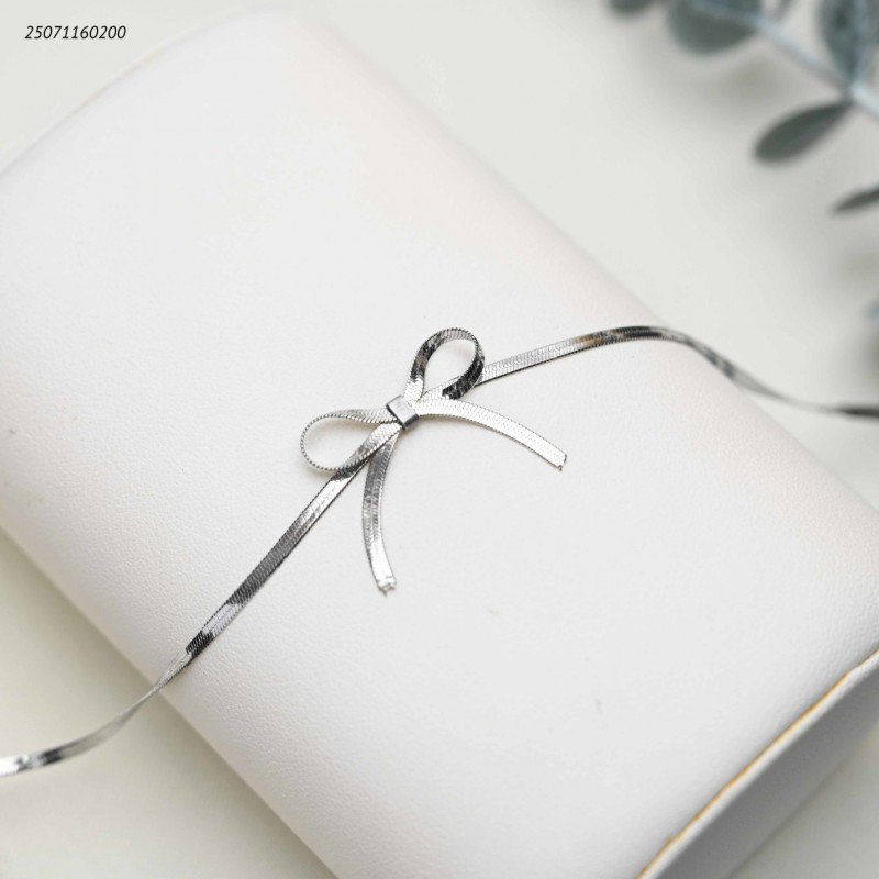 سوار أنيق مع ببيونه لون فضي