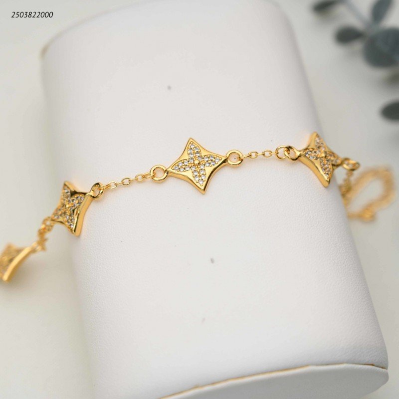 سوار بتصميم أربع أوراق مرصعة بالزيركون لون ذهبي