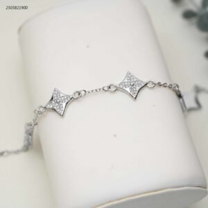 سوار بتصميم أربع أوراق مرصعة بالزيركون لون فضي