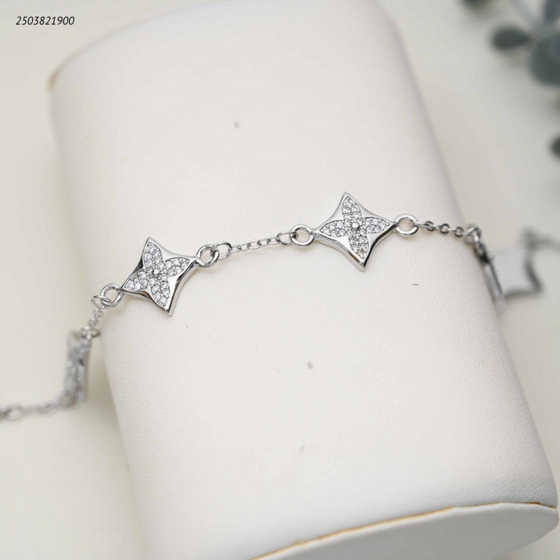 سوار بتصميم أربع أوراق مرصعة بالزيركون لون فضي