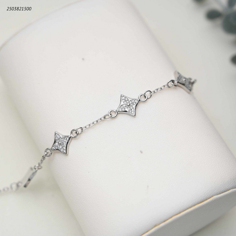 سوار بتصميم أربع أوراق مرصعة بالزيركون لون فضي