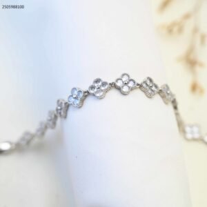 سوار بتصميم زهور البرسيم مرصعة بالزركون لون فضي