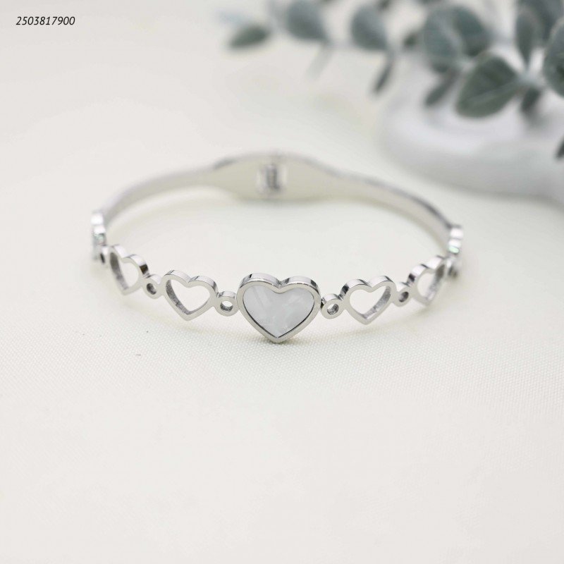 سوار بتصميم قلوب متصلة لون فضي وابيض