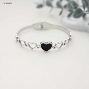 سوار بتصميم قلوب متصلة لون فضي واسود