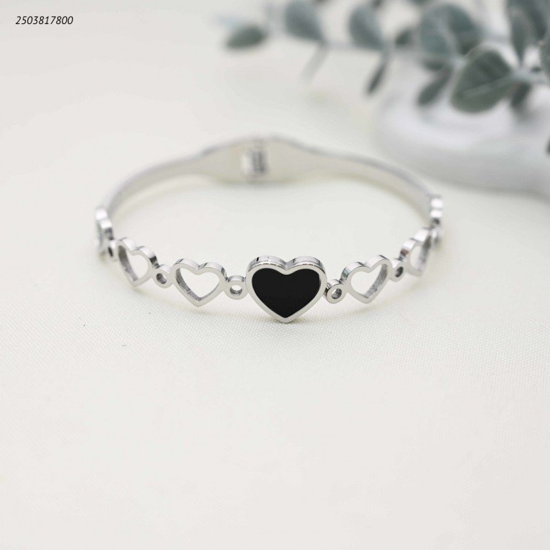 سوار بتصميم قلوب متصلة لون فضي واسود