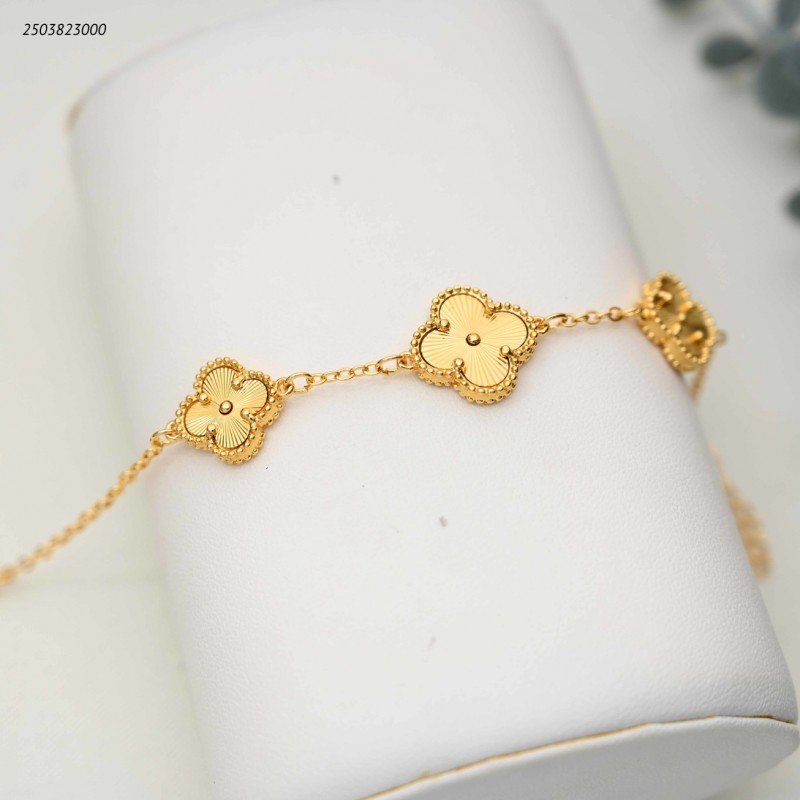 سوار بتعليقات صغيرة على شكل ورقة برسيم مرصعة لون ذهبي