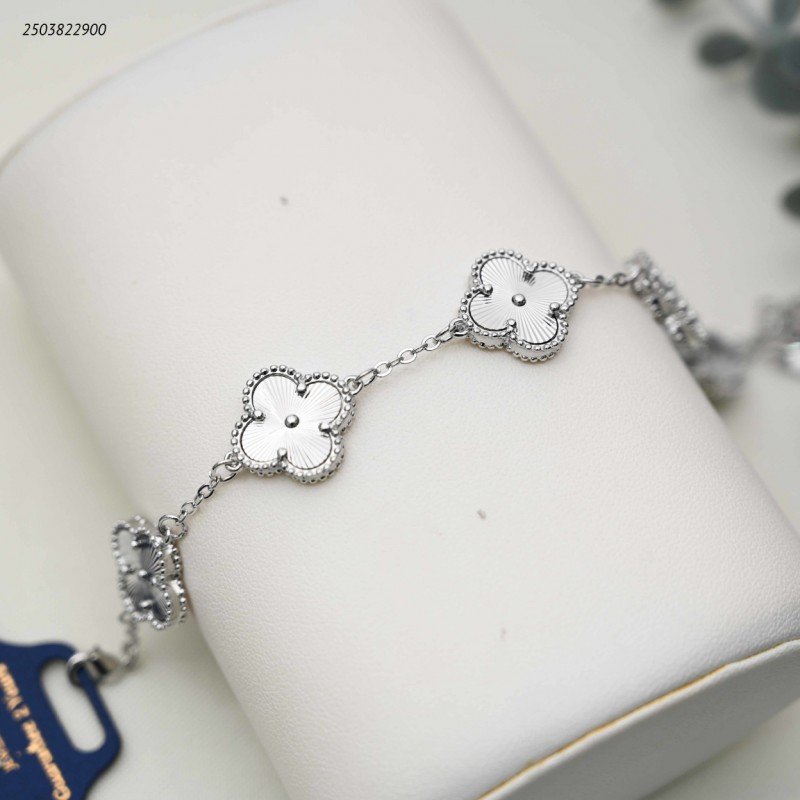 سوار بتعليقات صغيرة على شكل ورقة برسيم مرصعة لون فضي