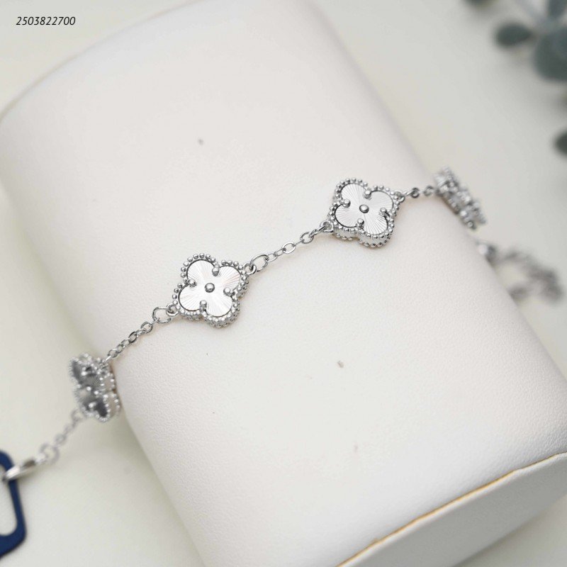 سوار بتعليقات صغيرة على شكل ورقة برسيم مرصعة لون فضي