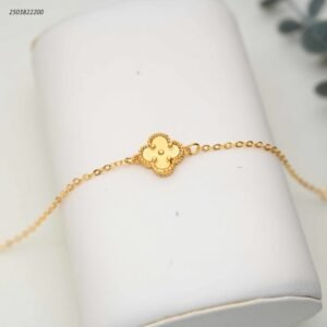 سوار بتعليقة صغيرة على شكل ورقة برسيم مرصعة لون ذهبي