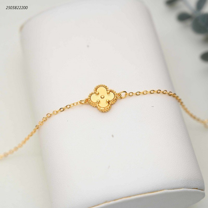 سوار بتعليقة صغيرة على شكل ورقة برسيم مرصعة لون ذهبي