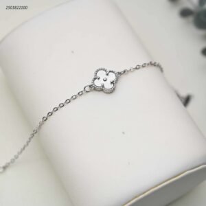 سوار بتعليقة صغيرة على شكل ورقة برسيم مرصعة لون فضي