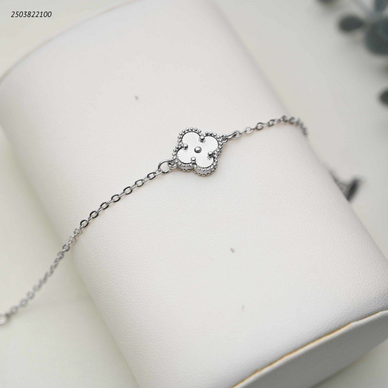 سوار بتعليقة صغيرة على شكل ورقة برسيم مرصعة لون فضي