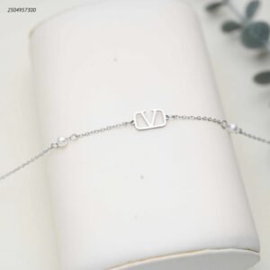 سوار تتميز بسلسال على شكل حرف V لون فضي