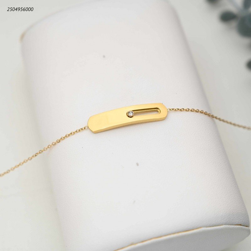 سوار تتميز بوصلة مركزية على شكل بيضاوي مفتوح مزينة بزركون لامع لون ذهبي